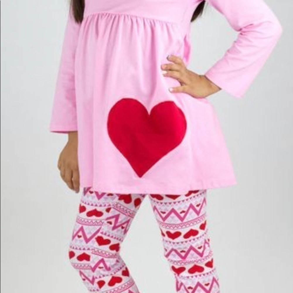 𝅺New Girls Valentine's Day Outfit Set size 7/8 leggings, tunic, infinity scarf.